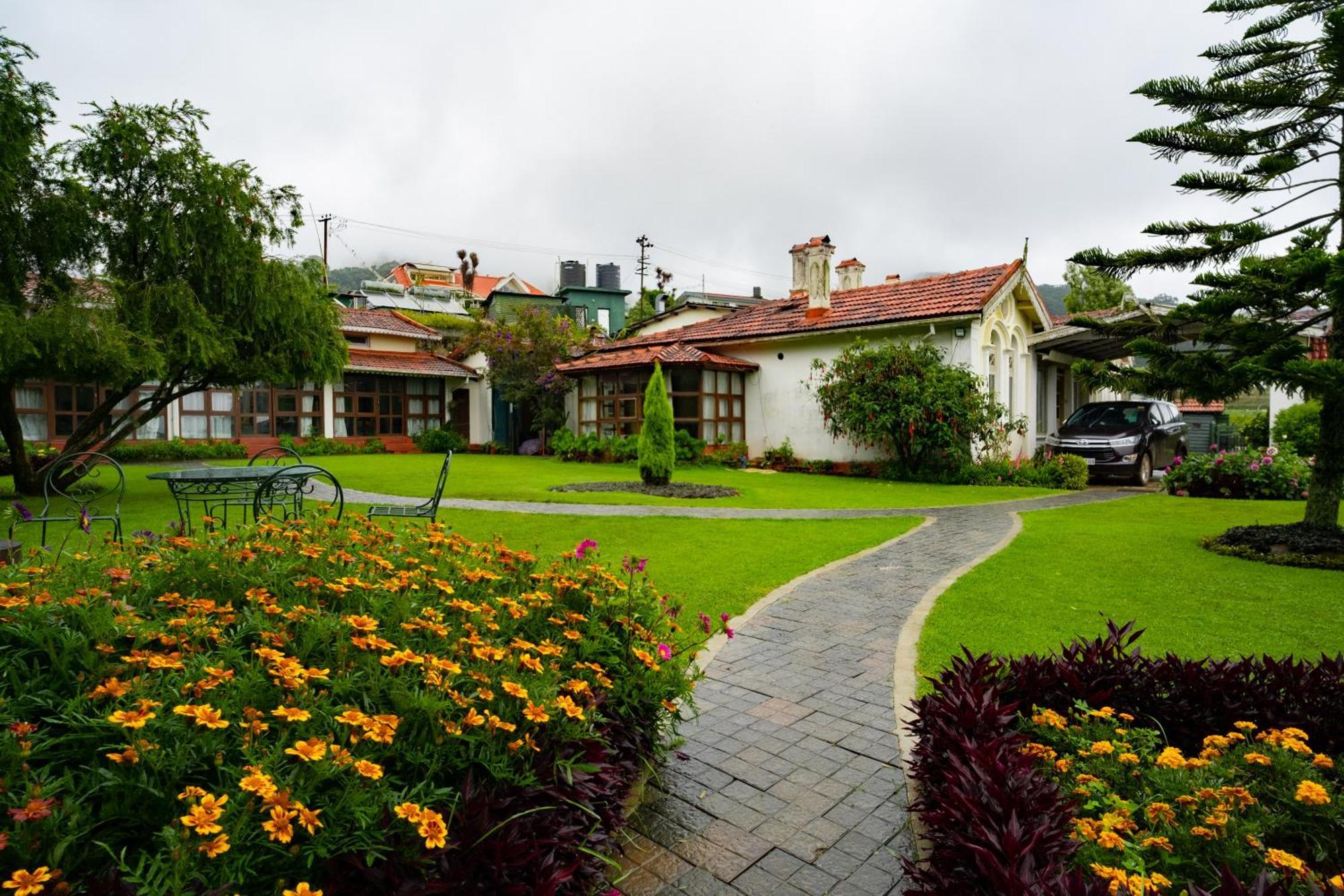 Sherlock Ooty Esterno foto